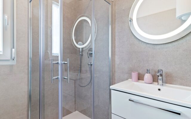 Serene Holiday Home in Novigrad with Private Pool