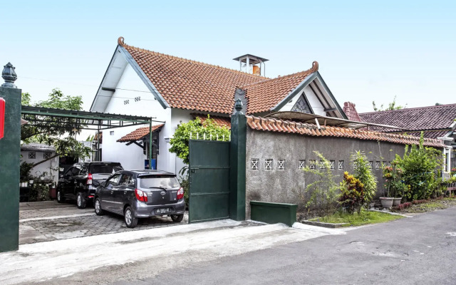 RedDoorz near Adisucipto Airport