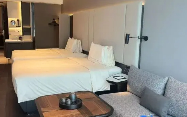 Zhuhai Jinwan Huafa Shangdu Aviation New City Atour Hotel