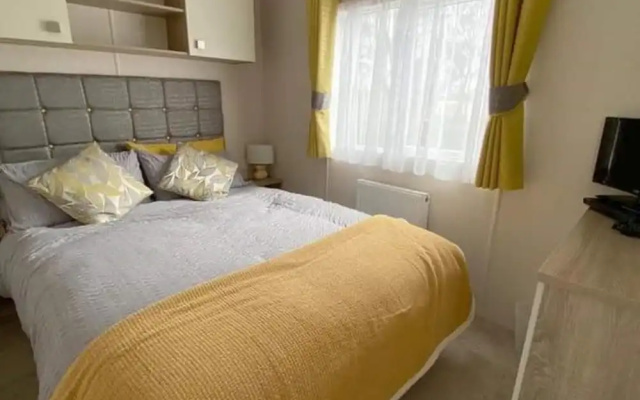 Impeccable 3-bed Cabin in Tattershall, UK