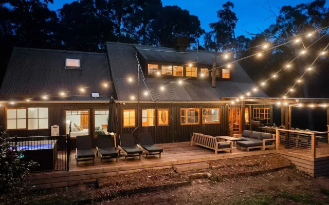 Onyx Retreat Healesville Luxury Lodge x Hot Tub