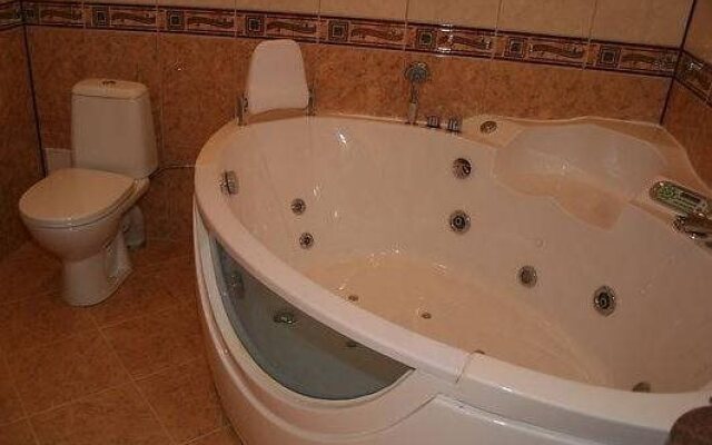 Pod Lipami Hotel