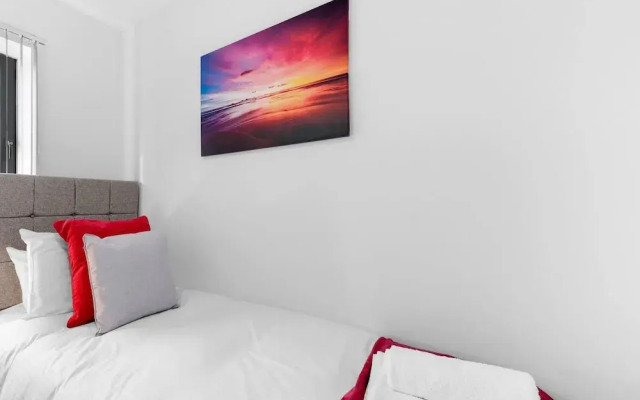 Spacious 4bedroom House-01 in Farnham Royal Slough