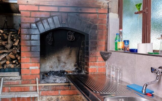 Newly Furnished apt w. Patio,parking & Fireplace