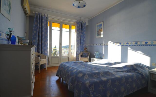 Period apartment 5 persons with Sea View and Parking in Port of Nice