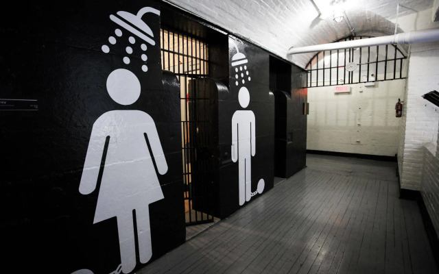Saintlo Ottawa Jail Hostel