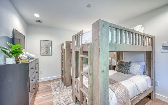 New! Luxury Riverfront Villa W/firepit & Gameroom!