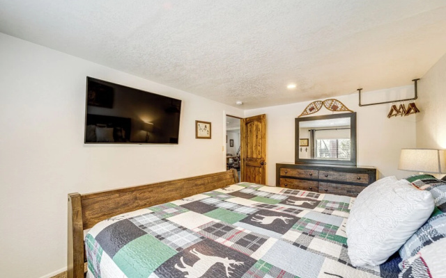 Hot Tub, Game Room: Dog-friendly Pine Cabin!