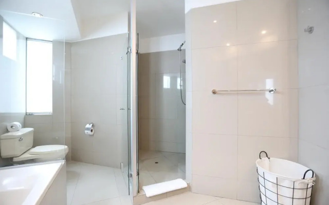 Boardwalk Modern Apartment With Oceanview