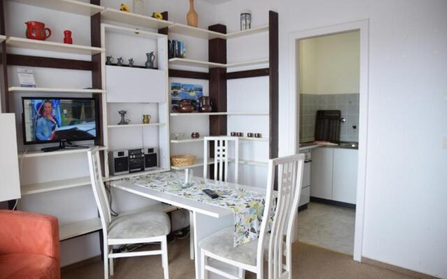 Einfaches 2-Zimmer-Appartement mit Balkon.