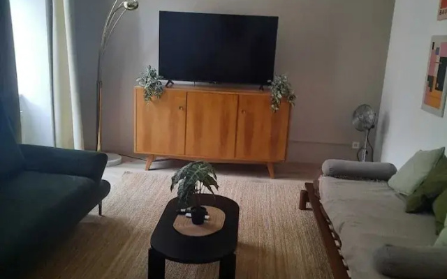 Modern 1BR With Living Room Central