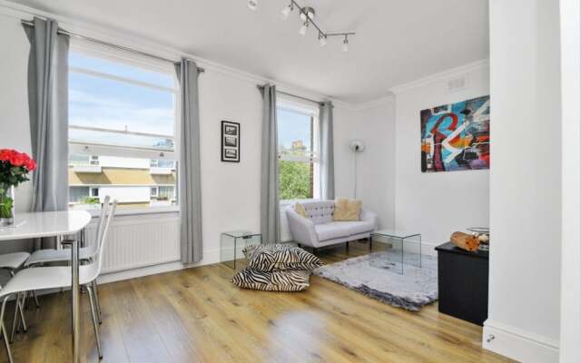 Modern 2 Bedroom Apartment On The Doorstep Of Queens Park