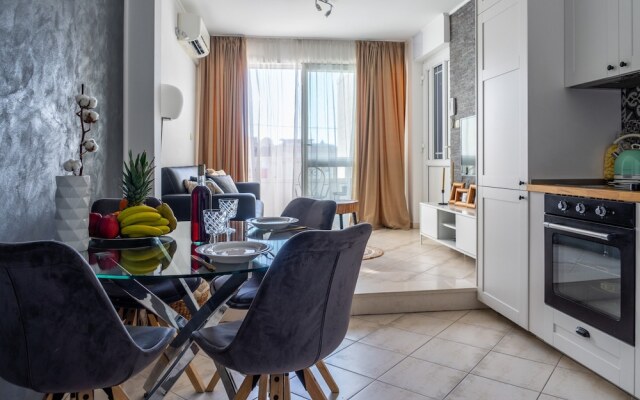 Modern Apartment With Balcony, Near Shopping Mall