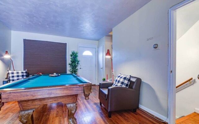 Modern Townhouse w/ Pool Table by Cozysuites