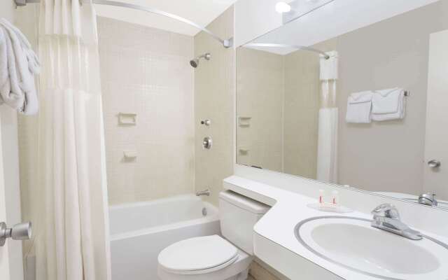 Howard Johnson by Wyndham Vero Beach / Downtown