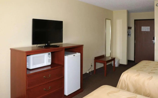 Econo Lodge East