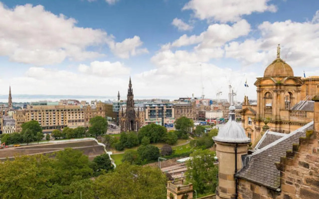 Sumptuous 2BR Apt Next To Edinburgh Castle!