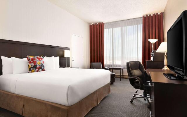 Travelodge by Wyndham Hotel & Convention Centre Quebec City