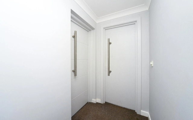 Amazing Apartment near Bournemouth, Poole & Sandbanks - WiFi & Netflix - Newly Renovated! Great Location!