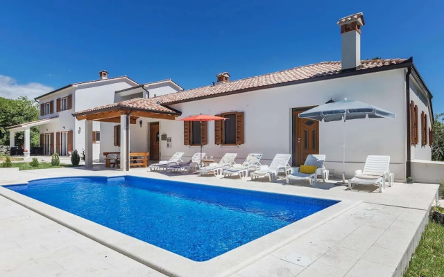 Large Holiday Home With Swimming Pool