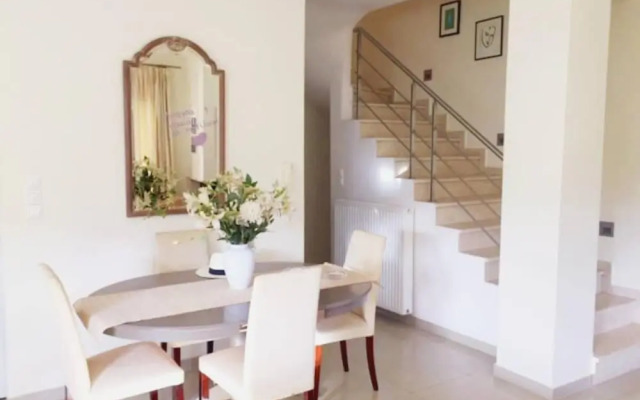 Quiet bright house next to the sea in Lagonisi