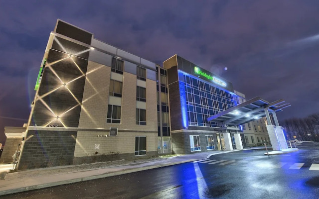 Holiday Inn Express & Suites Vaudreuil, an IHG Hotel