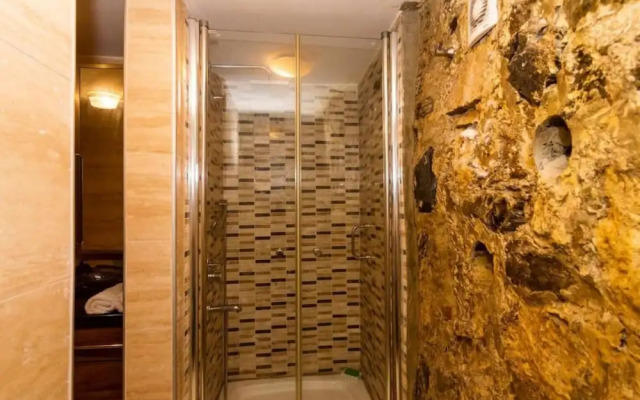 Stylish Home With a Book Collection Near Taksim