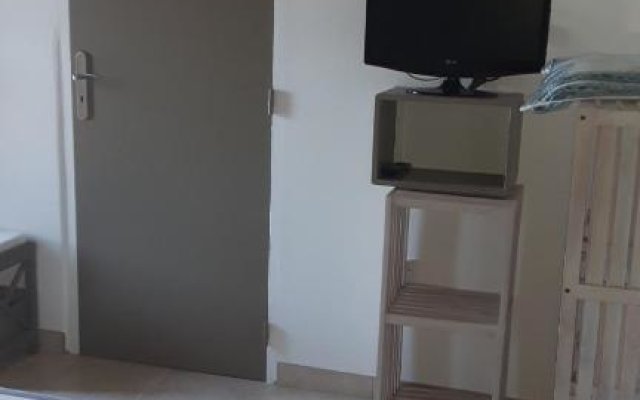 Chez Robert Et Sylvie (Adults Only)