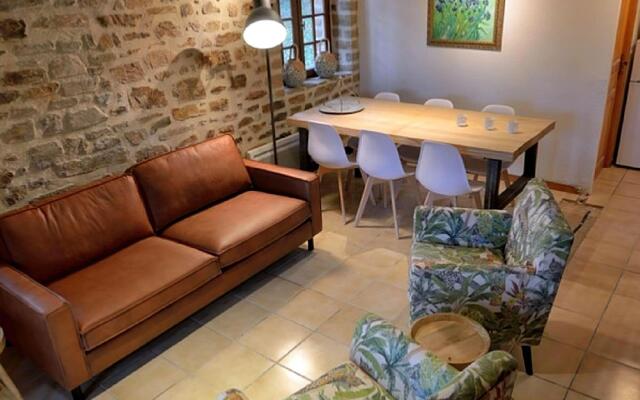 Cozy Holiday Home in Cussac with Private Terrace, Barbecue