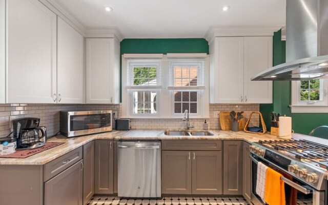 Massive 5BR Historic CozySuites House