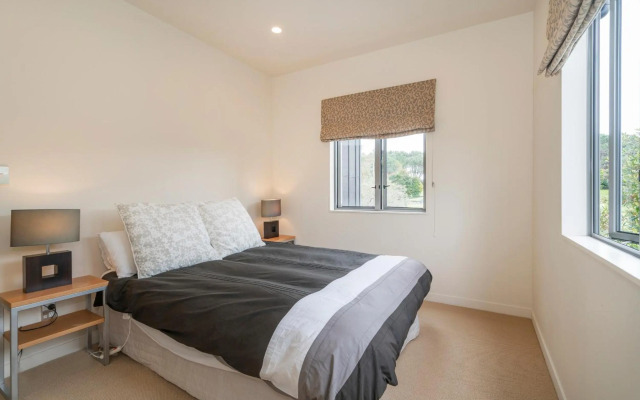 Hosts on the Coast Stay and Play