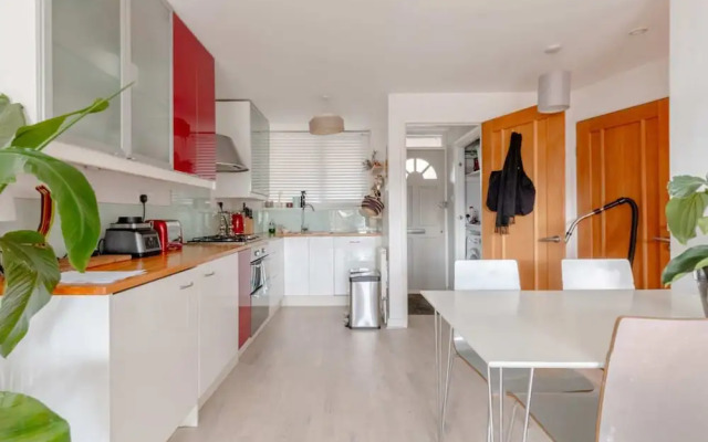 Stunning 1BD Flat w/ Garden Area, Kentish Town!