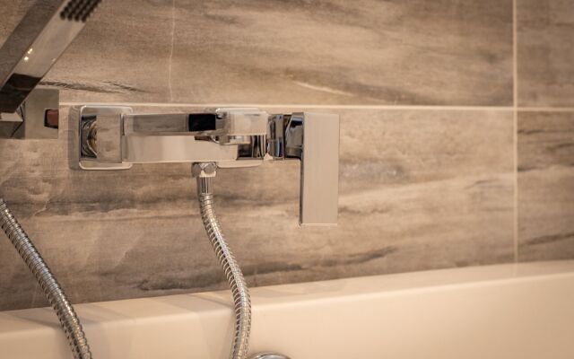 Hiraeth - Luxury Lodge With Hot Tub Close to Beach