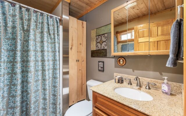 West Haus Escape 3 Bedroom Home by NW Comfy Cabins by RedAwning