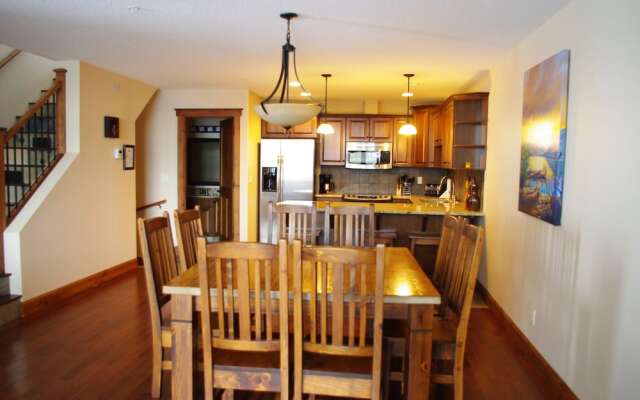 Timber Stone Lodge by RMA