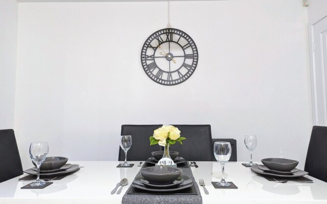 Burnley-4-bedroom House-sleeps 6-parking-clariturf