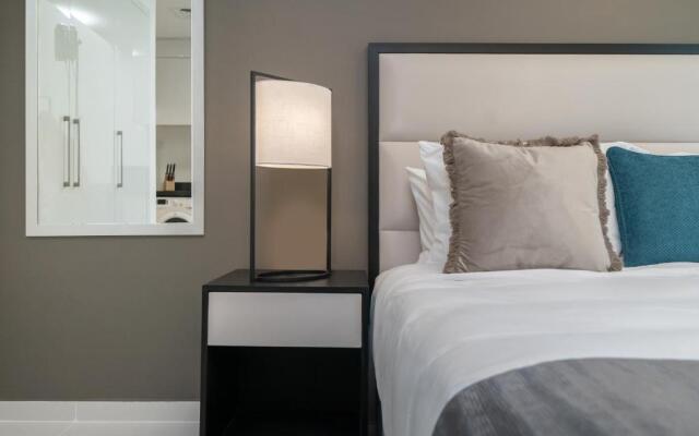 HiGuests - Elegant Studio with Pool and Private Balcony