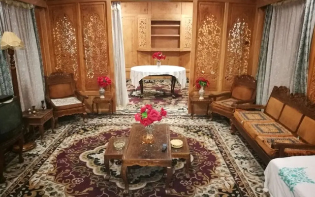 Golden Crest Houseboats
