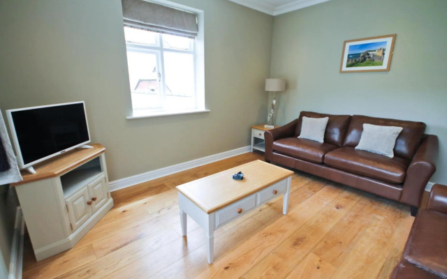 Llys y Dderwen - Oak Court