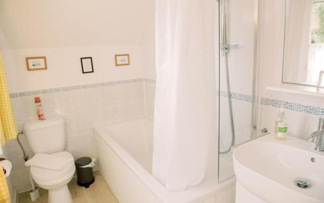 4 Lyndhurst Rd