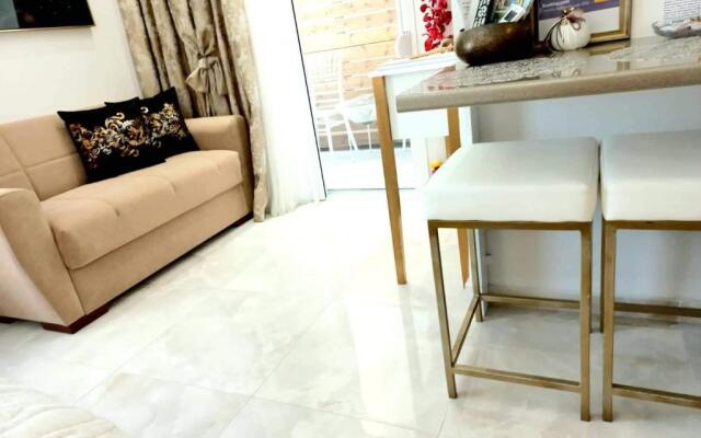 GOLDENSPACE... exquisite central studio
