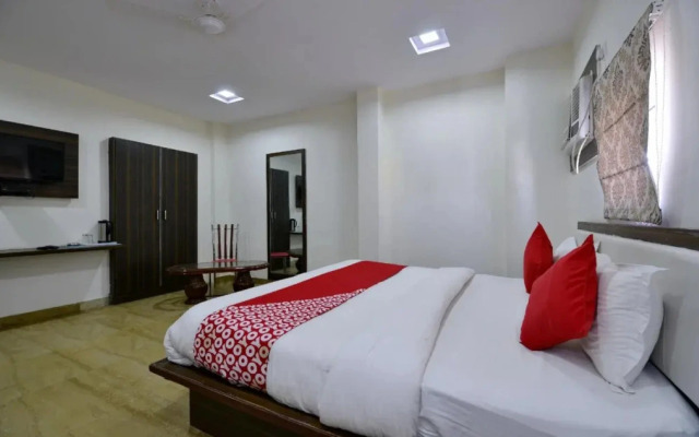 OYO 13903 Hotel Trivana