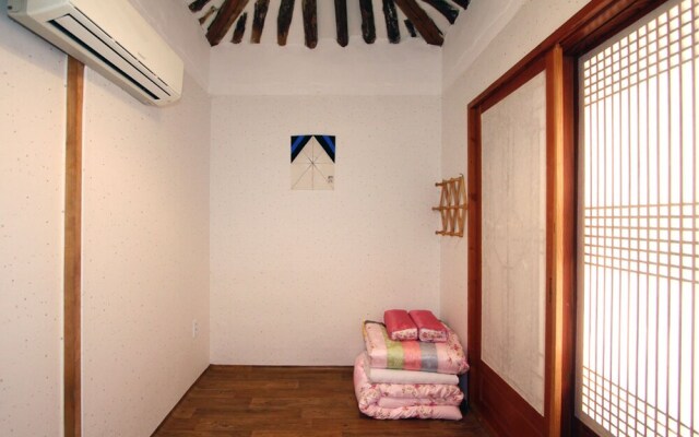 Gyo-dong Oegasjip Hanok