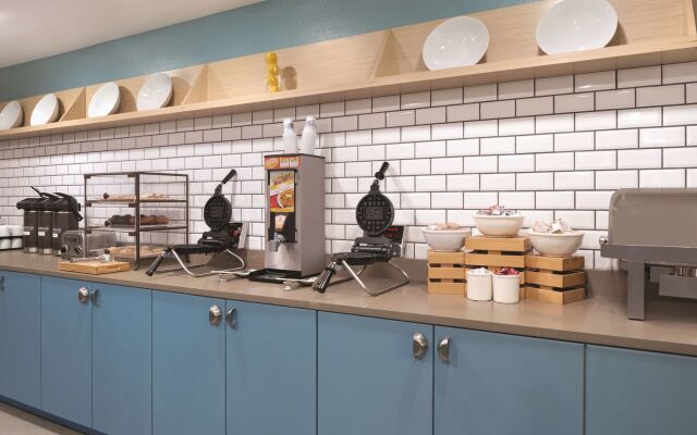 Country Inn & Suites by Radisson, Waterloo, IA