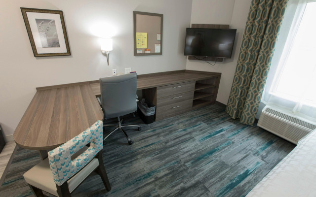 Magnolia Bay Hotel & Suites