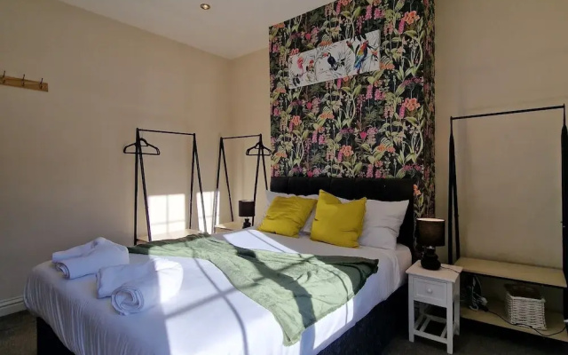 2-Bedroom with Free Parking in Coventry
