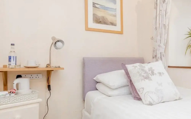 Priory Tearooms Burford With Rooms