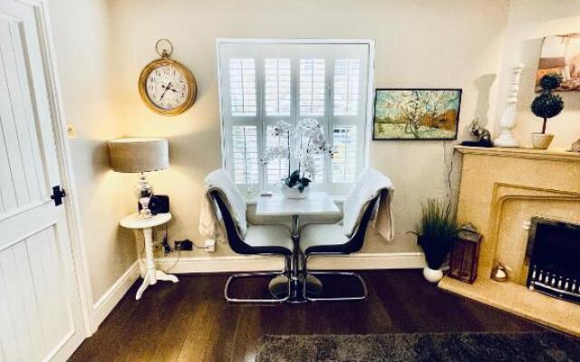 Cotswold Chic Retreats "Jacinabox" 5 Star Chipping Campden-Parking-Garden