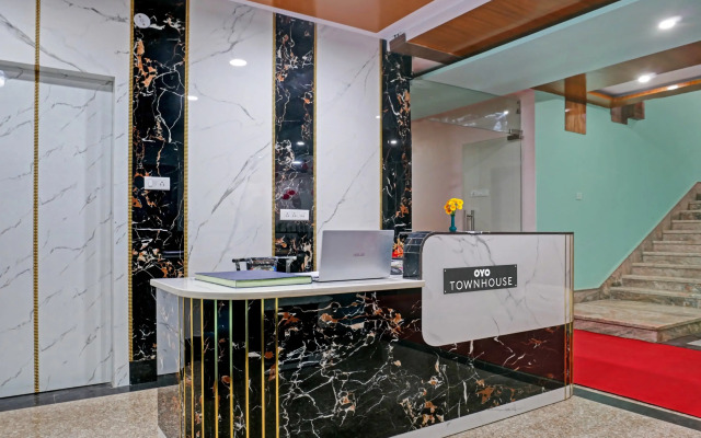 Collection O 702538 Navneeta Grand