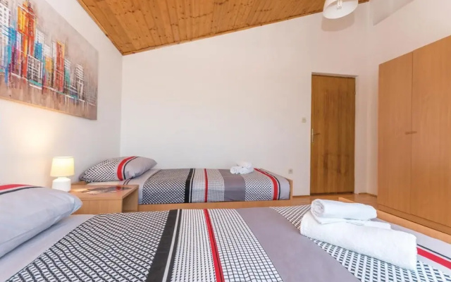 Beautiful Home in Nadin With Wifi and 3 Bedrooms
